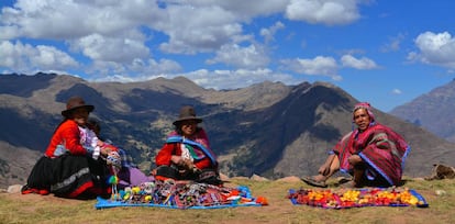 Membros da comunidade de Viacha, no Vale Sagrado (Peru), expõem diversos tipos de batatas e artesanato