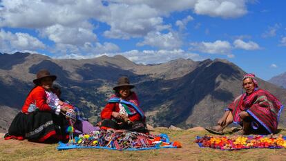 Membros da comunidade de Viacha, no Vale Sagrado (Peru), expõem diversos tipos de batatas e artesanato