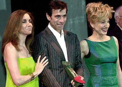 Imanol Arias, con el premio en sus manos, junto a Ana Belén y Marisa Paredes.