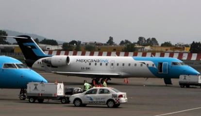 Un avión de la filial de Mexicana Link en el aeropuerto de la capital del país.