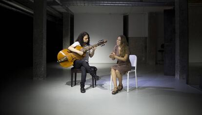 La cantaora Rocío Márquez y el violagambista Fahmi Alqhai en su local de ensayo.
