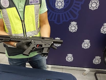 Detenido por fabricarse un fusil de asalto con una impresora 3-D en su casa de A Coruña
