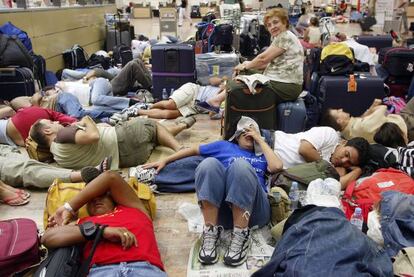 Viajeros durmiendo en el Aeropuerto del Prat de Llobregat a causa de la huelga de los trabajadores de Iberia.