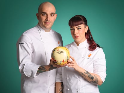 Jorge Muñoz y Sara Peral, cocineros del restaurante OSA de Madrid, posan con los dos Repsol. Imagen proporcionada por la empresa de energía.