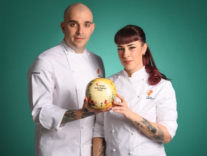 Jorge Muñoz y Sara Peral, cocineros del restaurante OSA de Madrid, posan con los dos Repsol obtenidos el paño pasado. Imagen proporcionada por Guía Repsol.