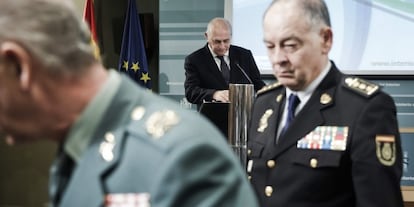 El ministro del Interior, Jorge Fern&aacute;ndez D&iacute;az, al fondo, durante la presentaci&oacute;n del balance de criminalidad de 2013.