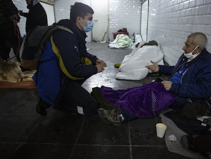 Una trabajadora del Samur Social conversa con una de las personas sin techo refugiadas en la Estación del Arte.