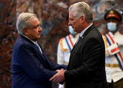 El presidente cubano, Miguel Díaz-Canel, saluda a Andrés Manuel López Obrador, en La Habana.