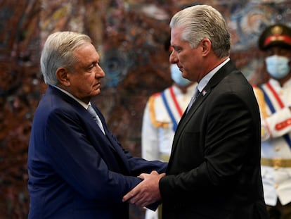 El presidente cubano, Miguel Díaz-Canel, saluda a Andrés Manuel López Obrador, en La Habana.