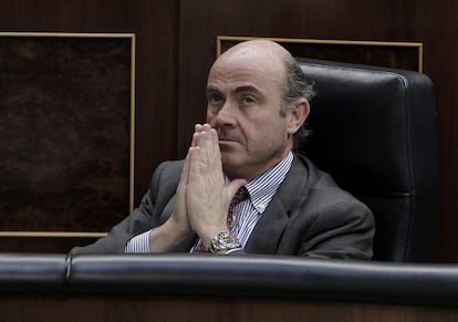 El ministro de Economía, Luis de Guindos, sigue el pleno del 29 de marzo de 2012. Ese día estaba convocada una huelga general contra las reformas de Rajoy y el Gobierno quería aparentar normalidad en el Congreso. Fue un pleno sobrecargado, con el debate de varios decretos-ley. Guindos intervino desde el hemiciclo defendiendo su iniciativa parlamentaria, y evitó referirse a la huelga general.