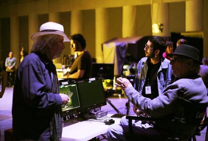 Vittorio Storaro (izquierda) y Carlos Saura (sentado), durante el rodaje.