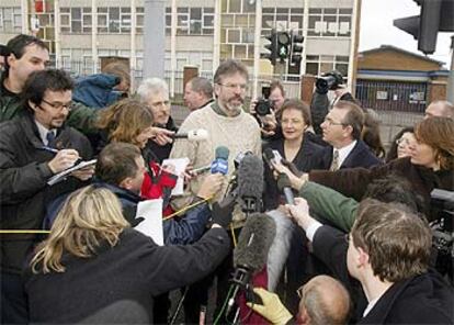 El líder del Sinn Fein, Gerry Adams, atiende a los periodistas después de votar en el Belfast.