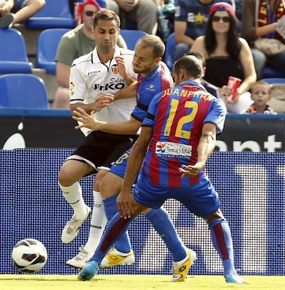 Lance de un partido entre el Valencia y el Levante. 