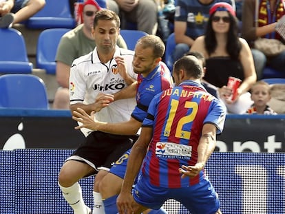 Lance de un partido entre el Valencia y el Levante. 