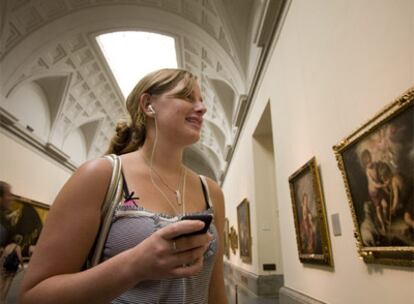 Los visitantes del Museo del Prado también usan los iPods. En primer término, el cuadro <b><i>Los niños de la </b></i><b><i>concha,</b></i> de Murillo.