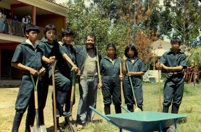 Carlos Villamil, apodado 'Vicu', posa en el centro con un grupo de exalumnos del Juan XXIII de Cochabamba, en los años ochenta. 