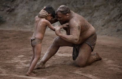 Un luchador Kushti da consejos a un joven aprendiz durante una sesión de entrenamiento, en Lahore, Pakistán.