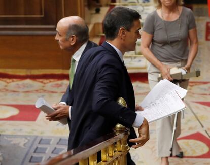 El portavoz del Partido Regionalista de Cantabria José María Mazón (izquierda), coincide en el hemiciclo con Pedro Sánchez, tras su intervención en el Congreso. 