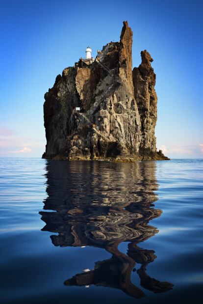 El faro de Strombolicchio, en el siciliano archipiélago de las Eolias.