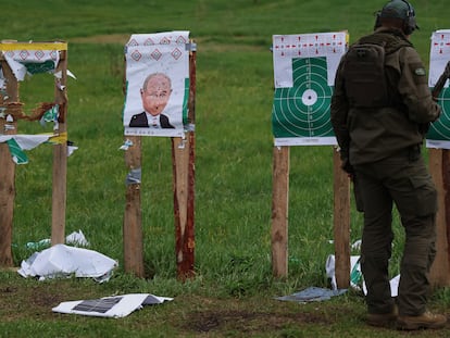 Prácticas de tiro sobre una diana con el rostro del presidente ruso, Vladímir Putin, este sábado cerca del frente de Járkov (noreste de Ucrania).