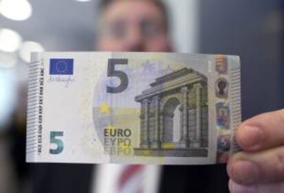 Presentación del nuevo billete de 5 euros, en Duesseldorf, Alemania, el pasado 18 de marzo. Éste es el primero de la segunda generación de billetes de euro desde la entrada en curso de la moneda europea en 2002.