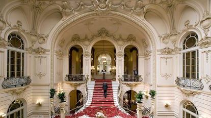 Escalinata del interior del Casino de Madrid, situado en la calle de Alcalá.