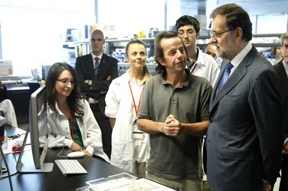 Mariano Rajoy habla con investigadores del Centro Nacional de Investigaciones Cardiovasculares en junio de 2014.
