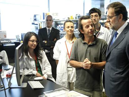 Mariano Rajoy habla con investigadores del Centro Nacional de Investigaciones Cardiovasculares en junio de 2014.