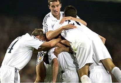 Los madridistas celebran el primer gol, logrado por Zidane