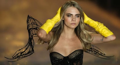 Cara Delevingne, en la pasarela de Victorias Secret.