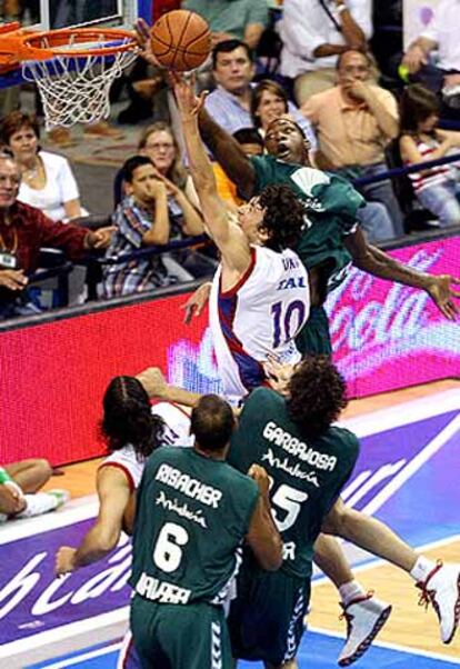 Pietrus, del Unicaja, tapona una entrada de Ukic.