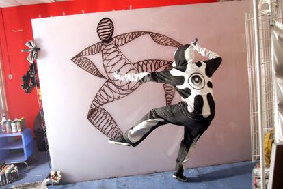 El grafitero <i>Suso33</i>, gran influencia de muchos grupos de rap madrileños, pintando en su estudio del Alto de Extremadura.