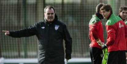 Bielsa gesticula en un entrenamiento ante la mirada de Llorente