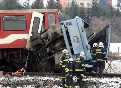 Bomberos eslovacos trabajan en el lugar del accidente de ayer.