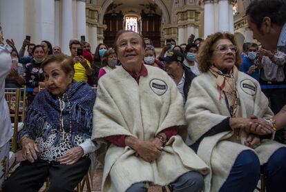 Hernández junto a su madre, Cecilia Suárez de Hernández (i), y a su esposa Socorro Olivero, durante una visita a la Basílica de Nuestra Señora del Rosario en Chiquinquirá.