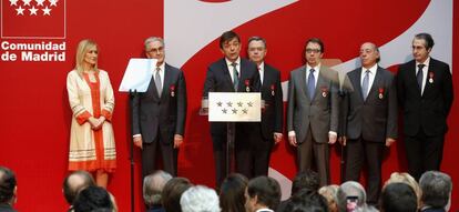 La presidenta regional Cristina Cifuentes con los seis rectores madrileños.