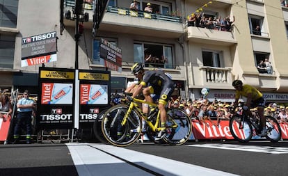 Bryan Coquard (en primer plano) y Marcel Kittel (detrás) entrando en meta en Limoges.