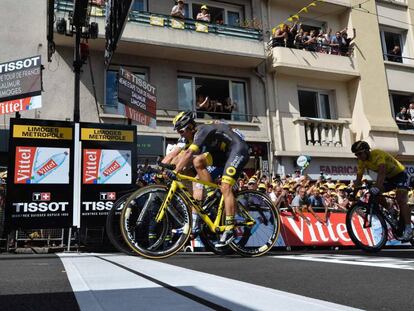 Bryan Coquard (en primer plano) y Marcel Kittel (detr&aacute;s) entrando en meta en Limoges.