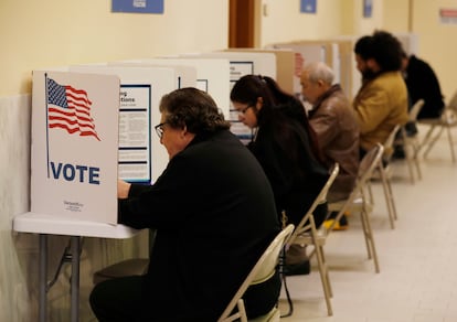 Ciudadanos acuden a votar durante las primarias presidenciales en San Francisco, California, en marzo de 2024.