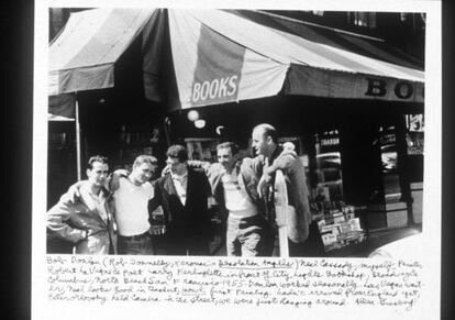 Neal Cassady y Allen Ginsberg (segundo y tercero por la izquierda), acompañados de otros autores de la generación 'beat'.