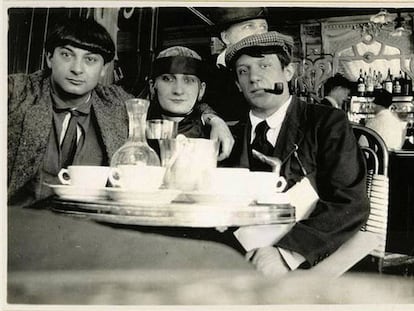 A la derecha el joven migrante Pablo Picasso junto con su colega polaco, Moïse Kisling y, en el medio, la actriz francesa Marguerite Jeanne Puech (Pâquerette) en un café de París (1916)
