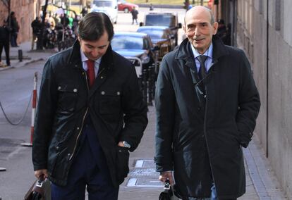 El exconsejero de Bankia José Manuel Fernández Norniella, a la salida de la Audiencia Nacional, tras declarar por el caso de las "tarjetas black" de Caja Madrid, el 17 de febrero de 2015.