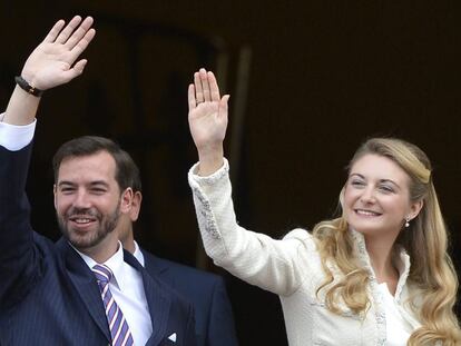 Guillermo de Luxemburgo y St&eacute;phanie de Lannoy saludan a los ciudadanos a su llegada a la boda civil en el ayuntamiento de Luxemburgo.