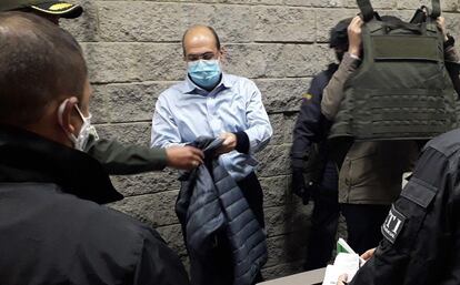 El exjefe paramilitar Rodrigo Tovar Pupo (c), a su llegada al búnker de la sede de la Fiscalía este lunes en Bogotá.