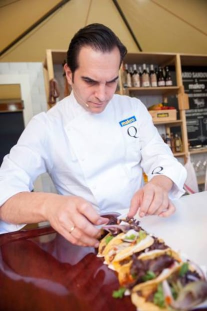 El chef con dos estrellas Michelin Mario Sandoval prepara sus burritos.