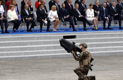 Un soldado francés hace una demostración con el rifle antidrones Nerod F5 en los campos Elíseos de París durante el desfile militar del Día de la Bastilla. 