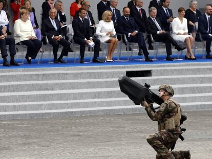 Un soldado francés hace una demostración con el rifle antidrones Nerod F5 en los campos Elíseos de París durante el desfile militar del Día de la Bastilla. 