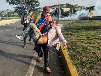 Un manifestante herido es trasladado durante una protesta en Caracas, en mayo de 2017.