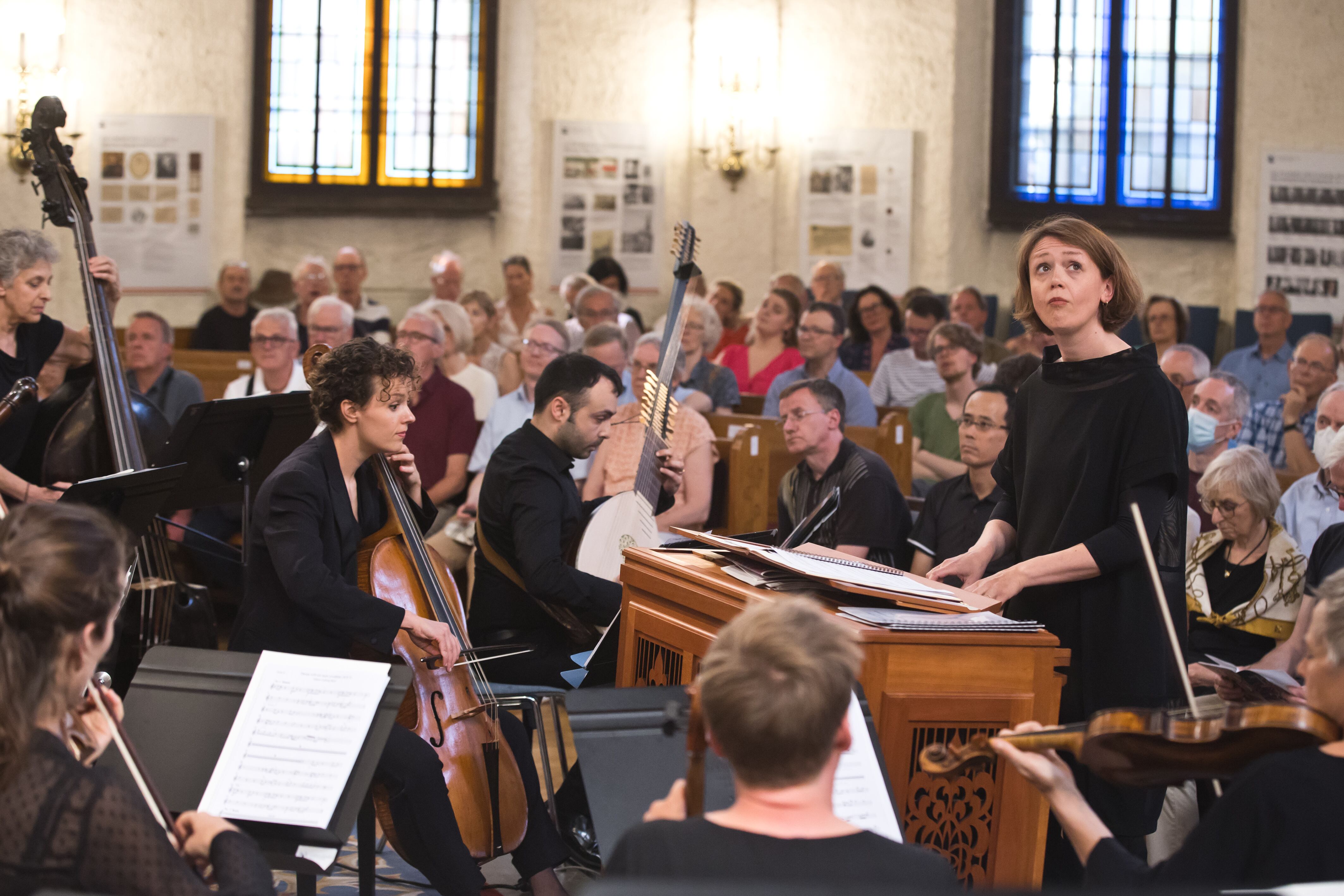 Johanna Soller dirige a la Capella sollertia en la Evangelisch Reformierte Kirche. Junto al órgano, la violonchelista Philine Lembeck.