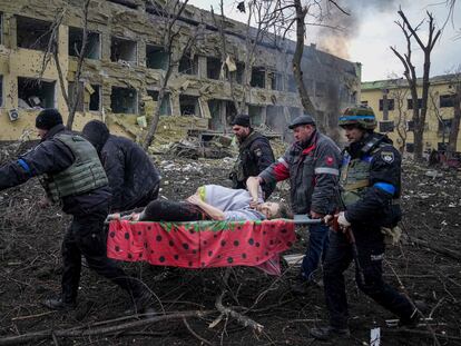 Trabajadores de emergencias y voluntarios evacúan a una embarazada tras el bombardeo este miércoles al hospital infantil de Mariupol.